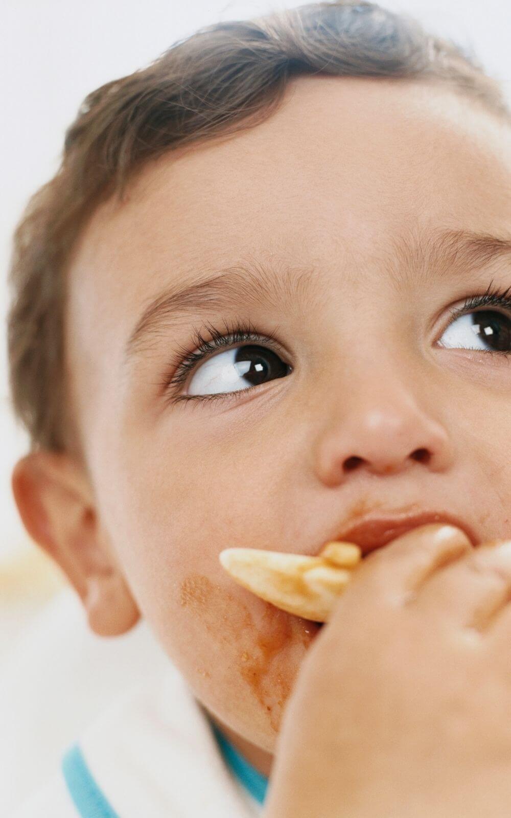 Toddler meal plan - toddler eating 