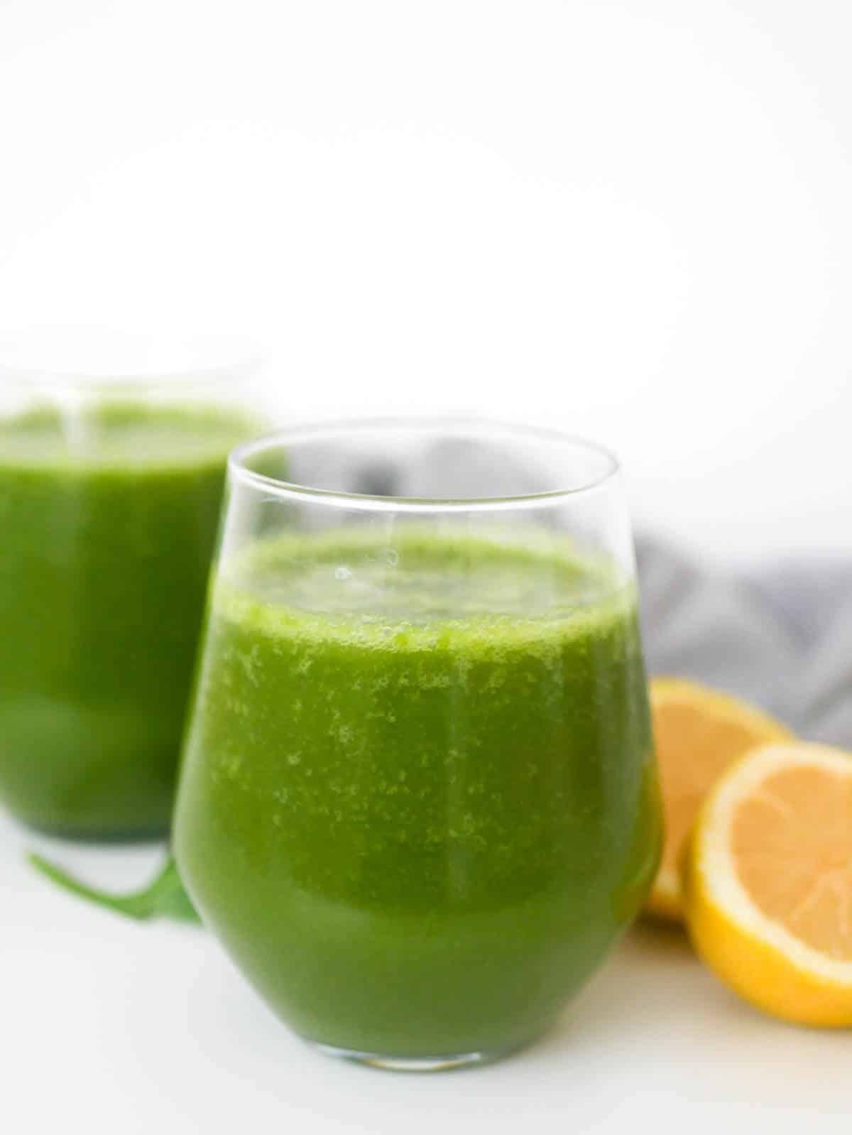 Apple spinach smoothie with lemon in a glass